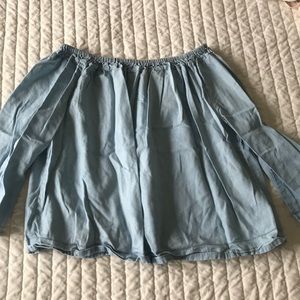 Off the shoulder slowly Gap shirt!